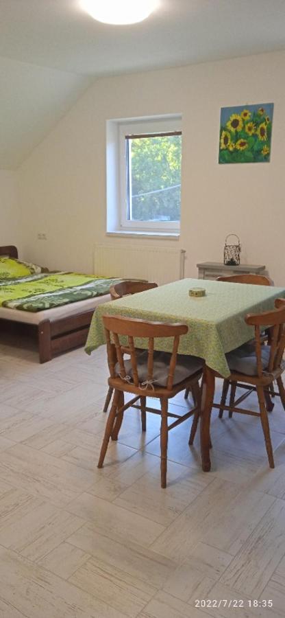 Sklipek U Cyklostezky Apartment *
